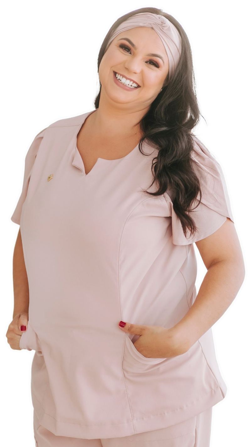 Francis Loren, enfermeira obstetra, sorrindo com uniforme rosa